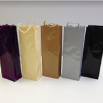 Five wine bags in different colors are lined up.